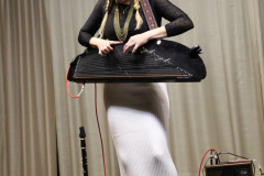 (FOTO: Inken Paletta) Silja Palomäki spielt auf der traditionellen Kantele.