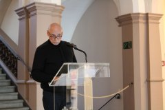 (FOTO: Inken Paletta/DFG Hessen e.V.) Die Laudatio zur Ausstellungseröffnung hielt Finnbuch-Autor Eberhard Apffelstaedt.