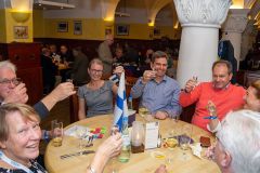 (Matthias Göbel) der Tisch der Ehrengäste mit Mari Koskela und Harry Skoutajan
