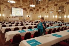 (G.Bernhardt) Vorbereitung für die Bundeshauptversammlung. Angelika Sommer richtet die Tische für die Delegierten her.