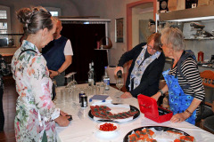 (FOTO: Inken Paletta) Neben Lachs- und Rentierschinkenschnittchen konnten die Gäste auch finnisches Bier testen.