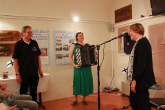 (FOTO: Inken Paletta) Leena Göbel (rechts) bedankt sich bei der Künstlerin für das schöne Konzert.