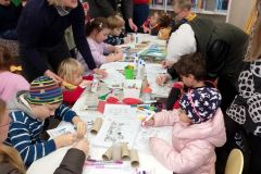 (G.Bernhardt) Beim Ausmalen sind alle Kinder konzentriert dabei