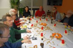 (G.Bernhardt) Gemütliches Beisammensein bei leckerem Essen